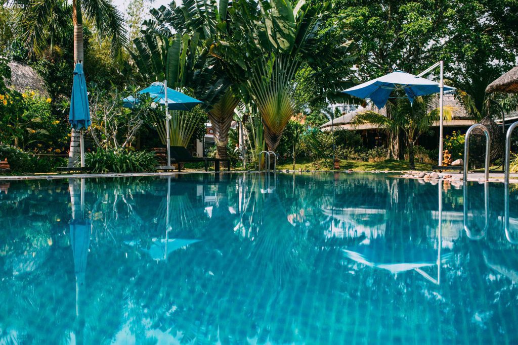 Hồ bơi giữa khu vườn nhiệt đới