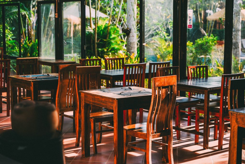 Bàn ăn ấm cúng tại Bamboo Bistro