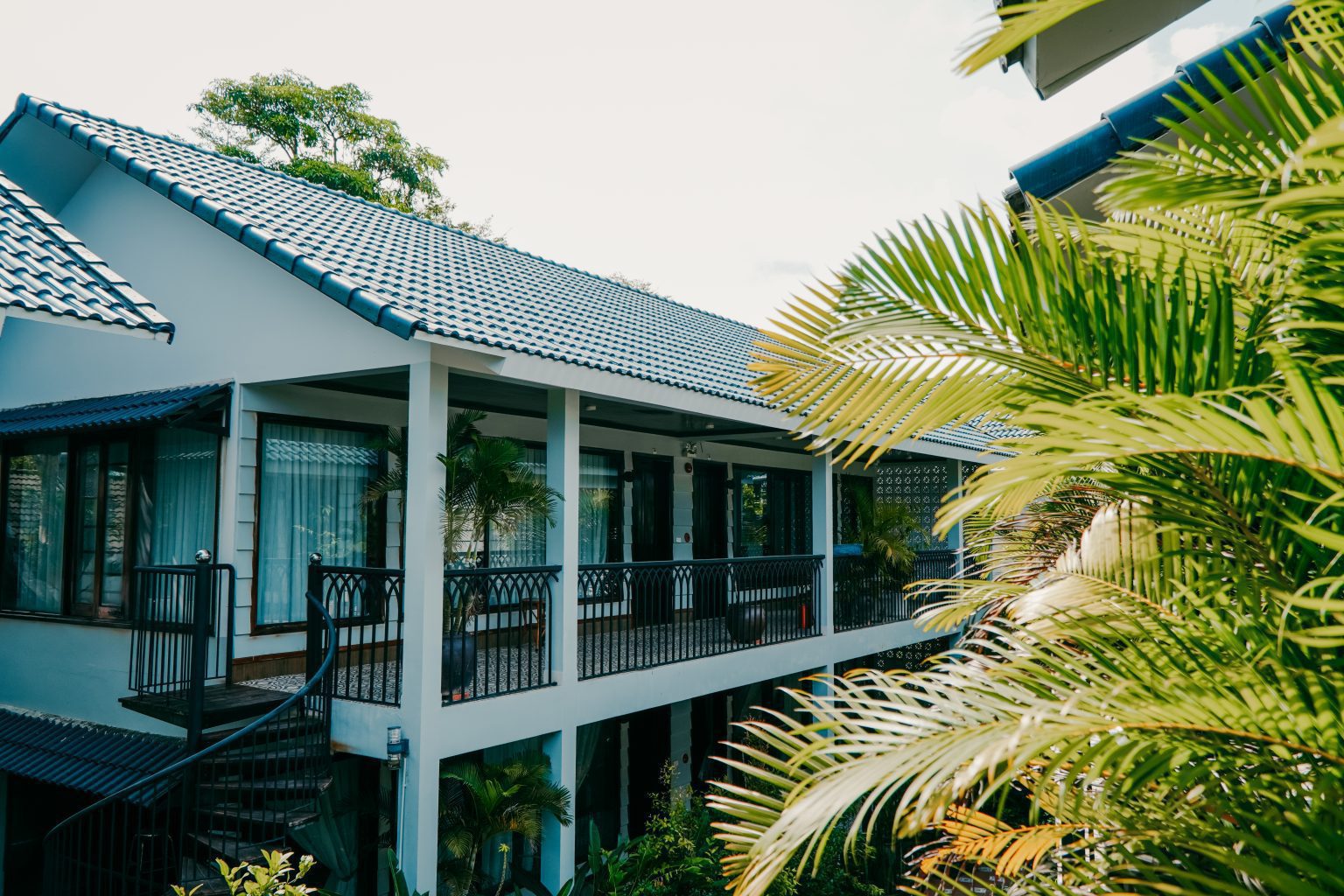 Lối đi xanh mát trong khuôn viên Cottage Village